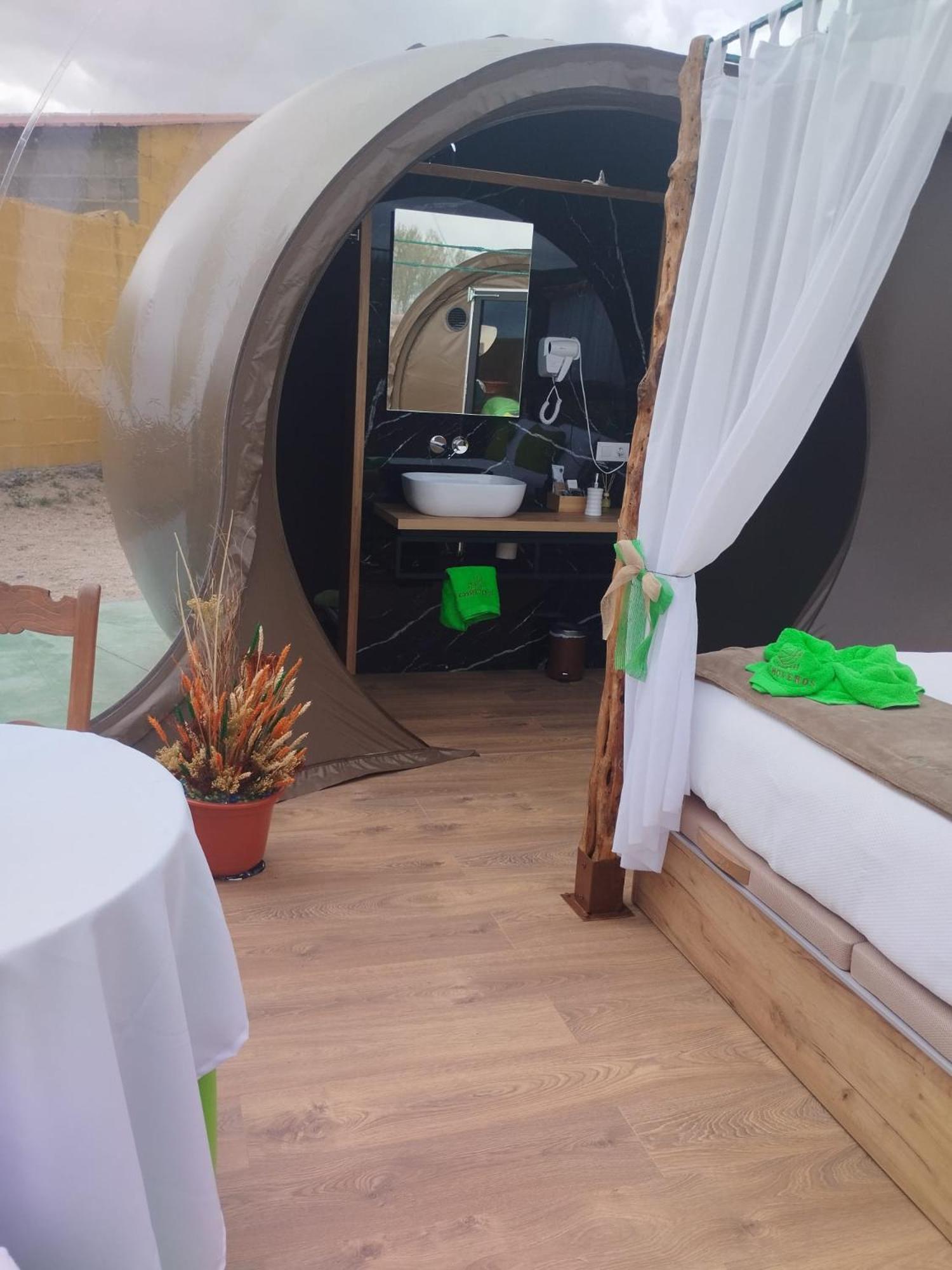 Cosmoveros - Hotel Burbuja Pedraza Dış mekan fotoğraf
