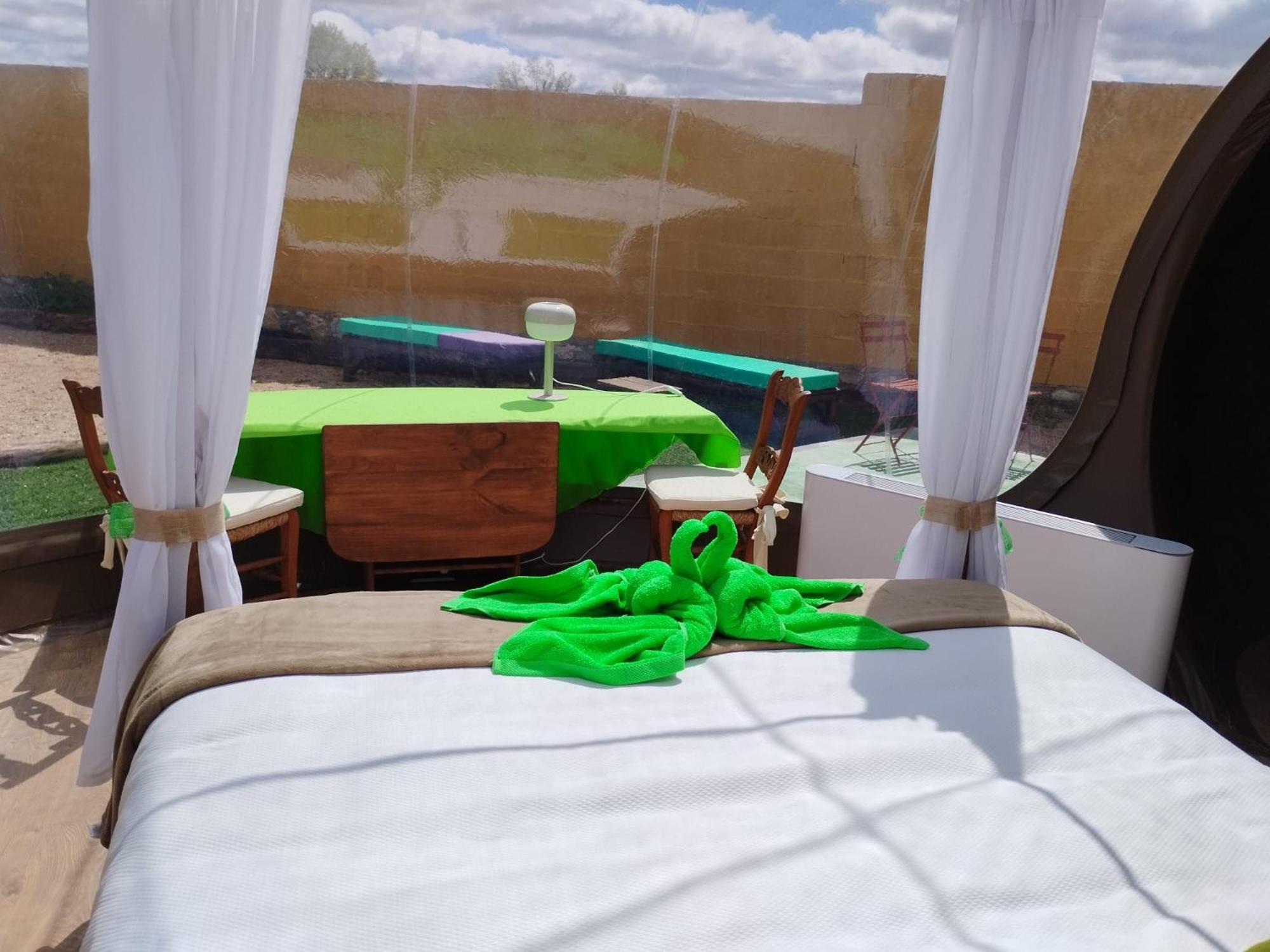 Cosmoveros - Hotel Burbuja Pedraza Dış mekan fotoğraf