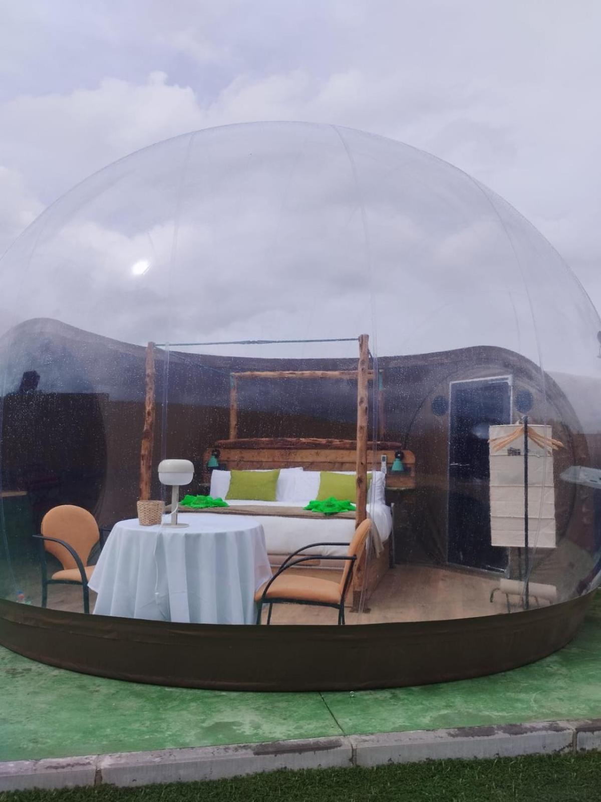 Cosmoveros - Hotel Burbuja Pedraza Dış mekan fotoğraf
