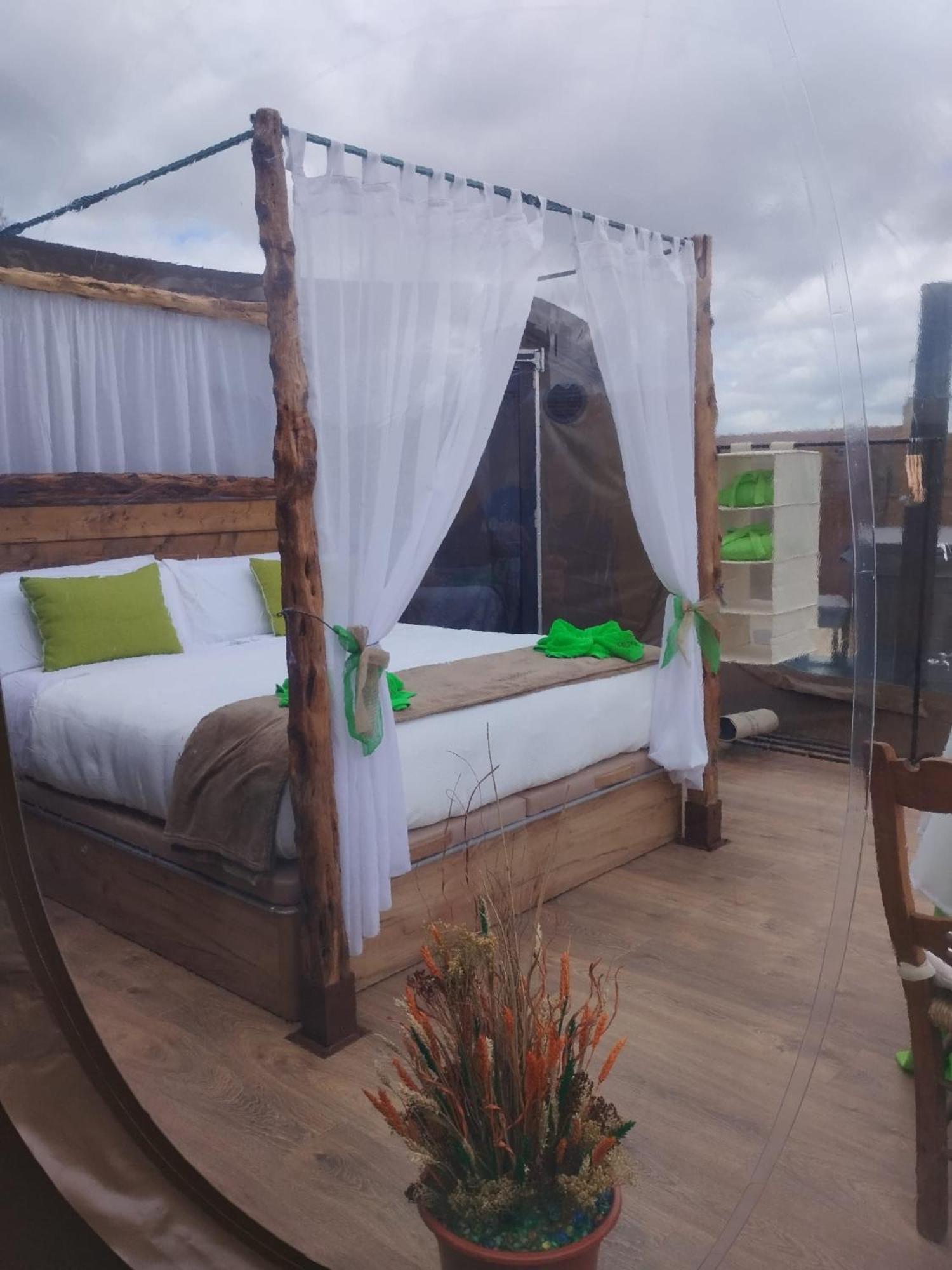 Cosmoveros - Hotel Burbuja Pedraza Dış mekan fotoğraf