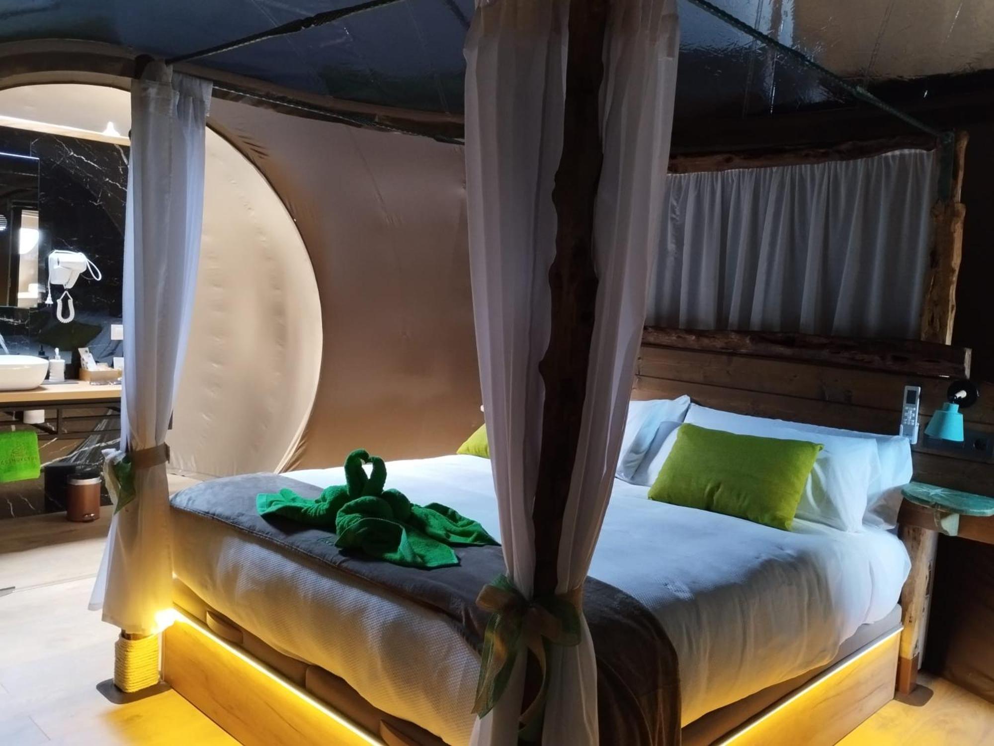 Cosmoveros - Hotel Burbuja Pedraza Dış mekan fotoğraf
