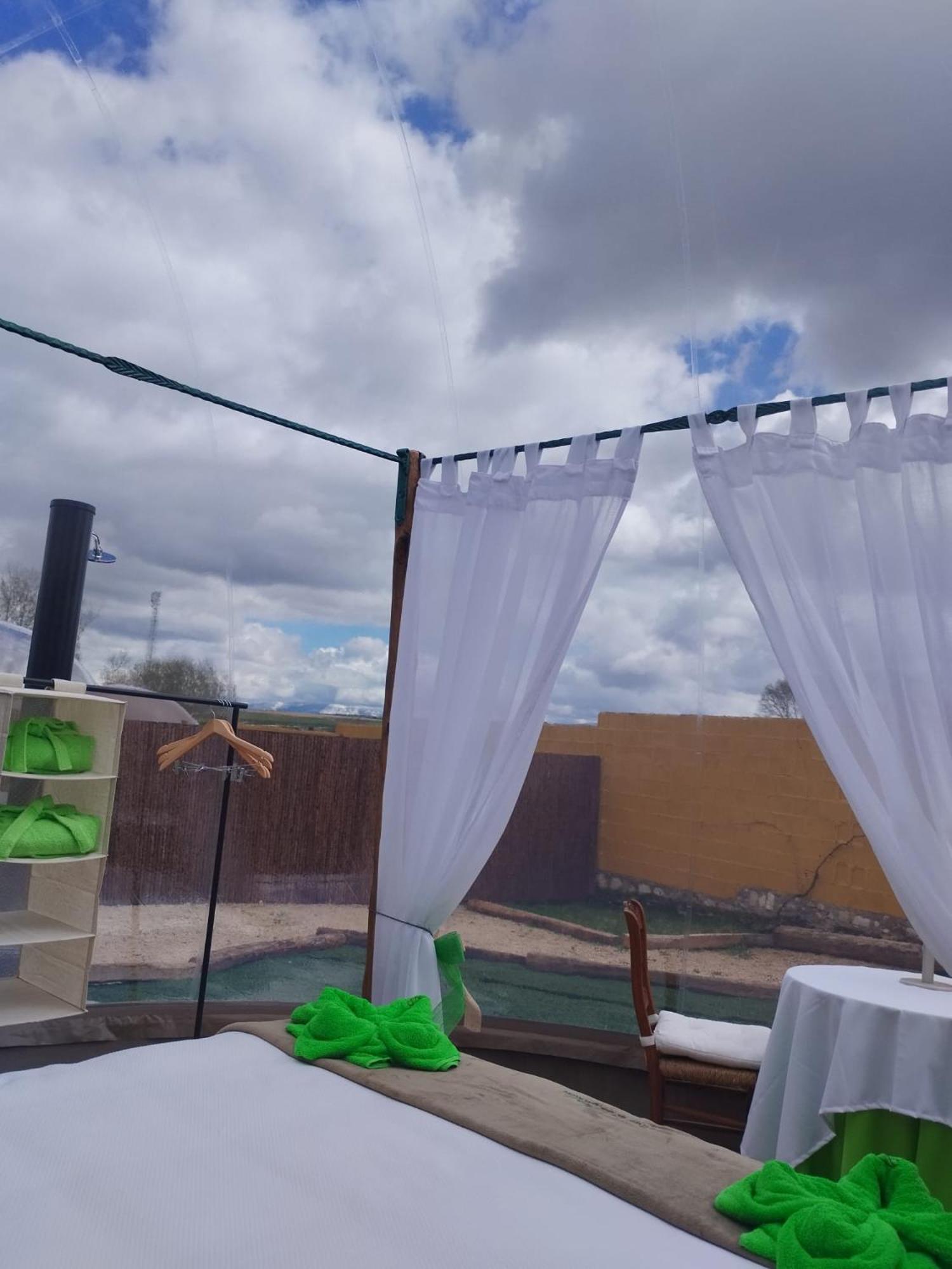 Cosmoveros - Hotel Burbuja Pedraza Dış mekan fotoğraf