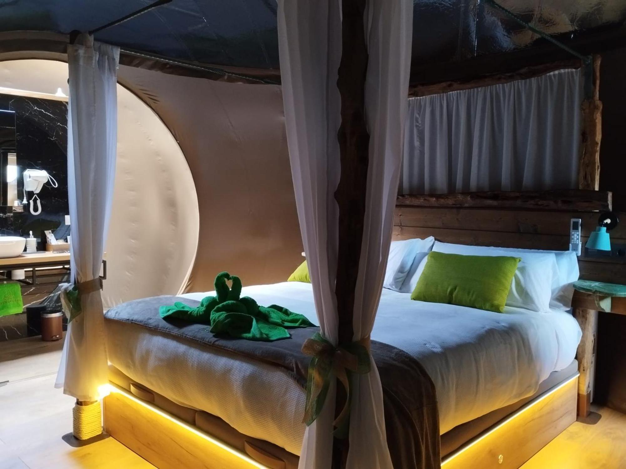 Cosmoveros - Hotel Burbuja Pedraza Dış mekan fotoğraf